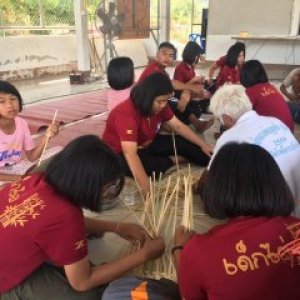  เด็กสานไผ่เพื่อสานสัมพันธ์ของคนในชุมชนบ้านซำ